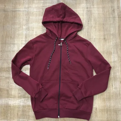 Abrigo con capucha color rojo vino