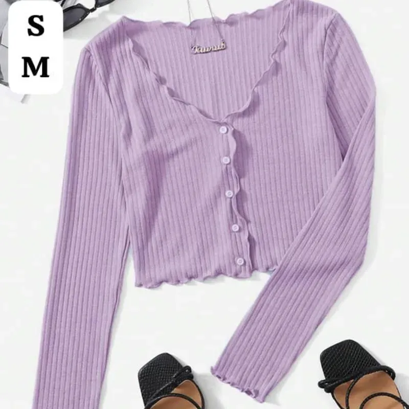  Crop Top Lavanda con Botones – Dulzura y estilo en cada costura