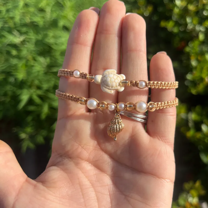 Pulseras tejidas con accesorios de verano