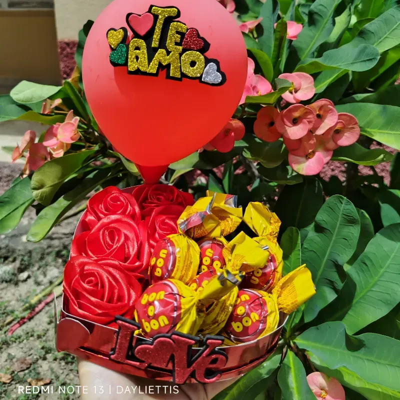  Cajita con 5 rosas y 6 bombones