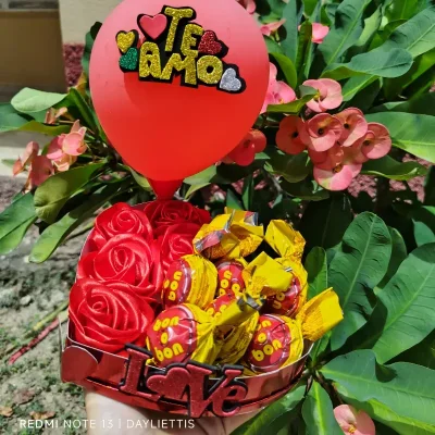  Cajita con 5 rosas y 6 bombones