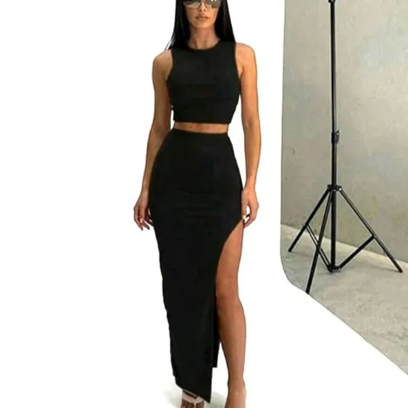 Conjunto negro de blusa sin mangas  saya abierta en un lado