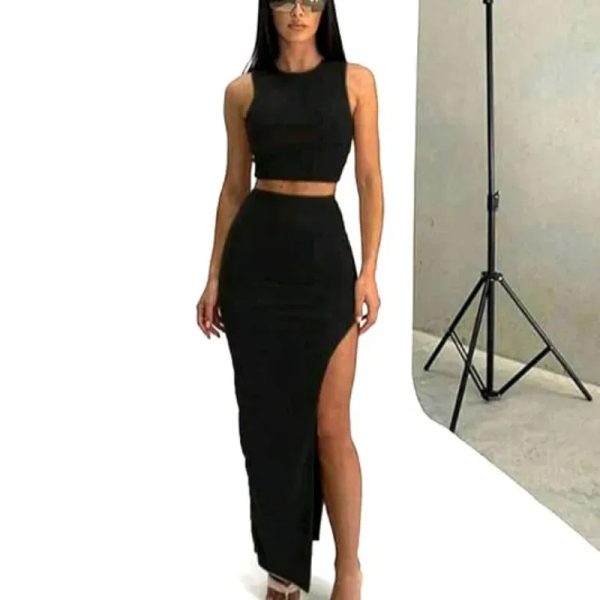Conjunto negro de blusa sin mangas  saya abierta en un lado
