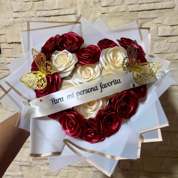 Ramo de 20 rosas en forma de corazón con cinta personalizada