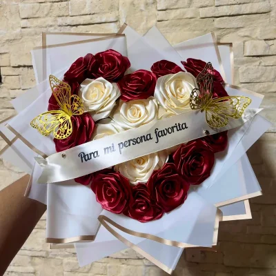 Ramo de 20 rosas en forma de corazón con cinta personalizada