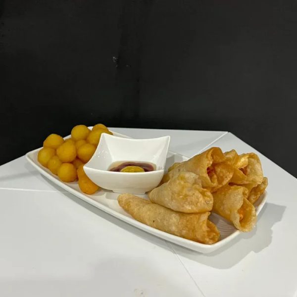 FLOR CROCANTE CON JAMÓN, QUESO Y CERDO ASADO