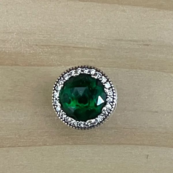 Charm de piedra verde