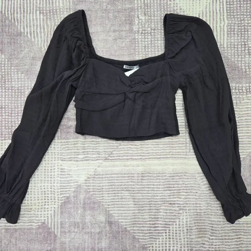 Blusa negra corta y mangas largas