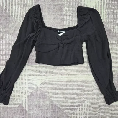 Blusa negra corta y mangas largas