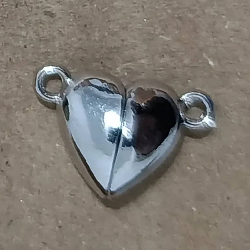 Corazón imantado plateado