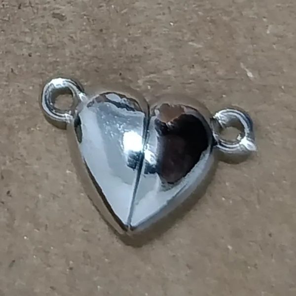 Corazón imantado plateado