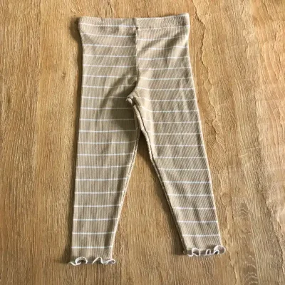 Leggins color marrón claro con rayas blancas