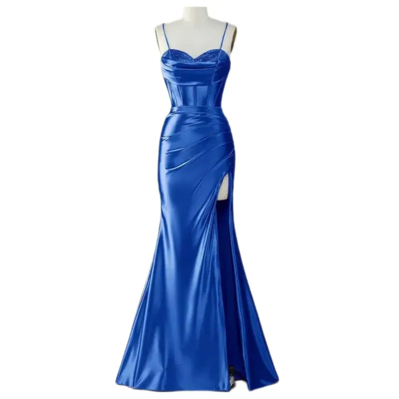 Vestido con corset y abertura