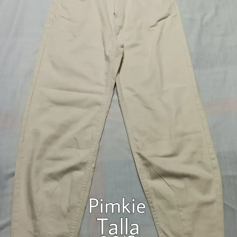 Pantalon mezclilla beige.