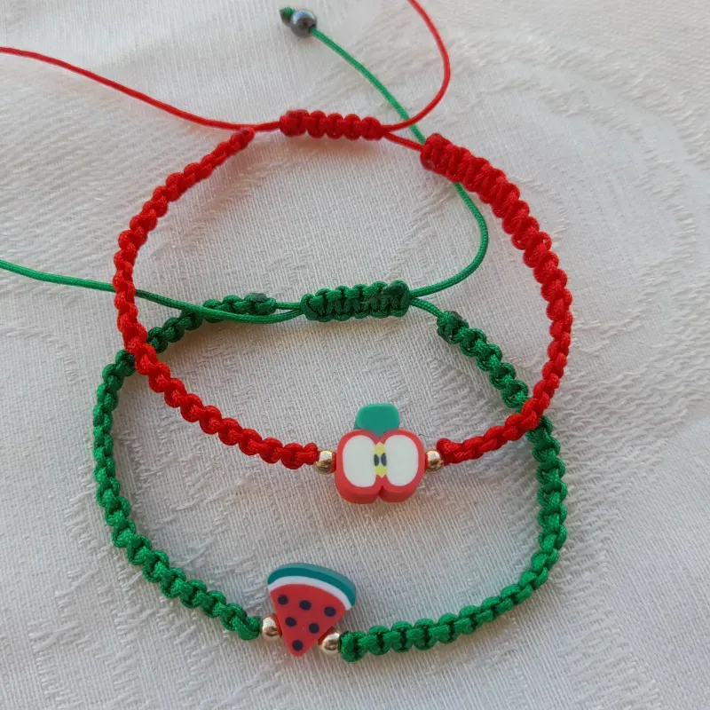 Pulseras tejidas con frutas