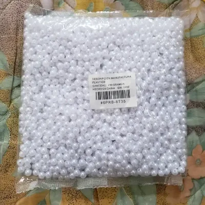 Paquete de 250 gramos de perlas blancas de 6mm