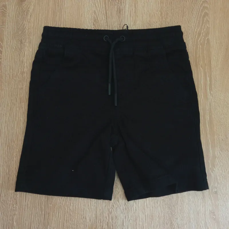 Short de mezclilla con cordón color negro