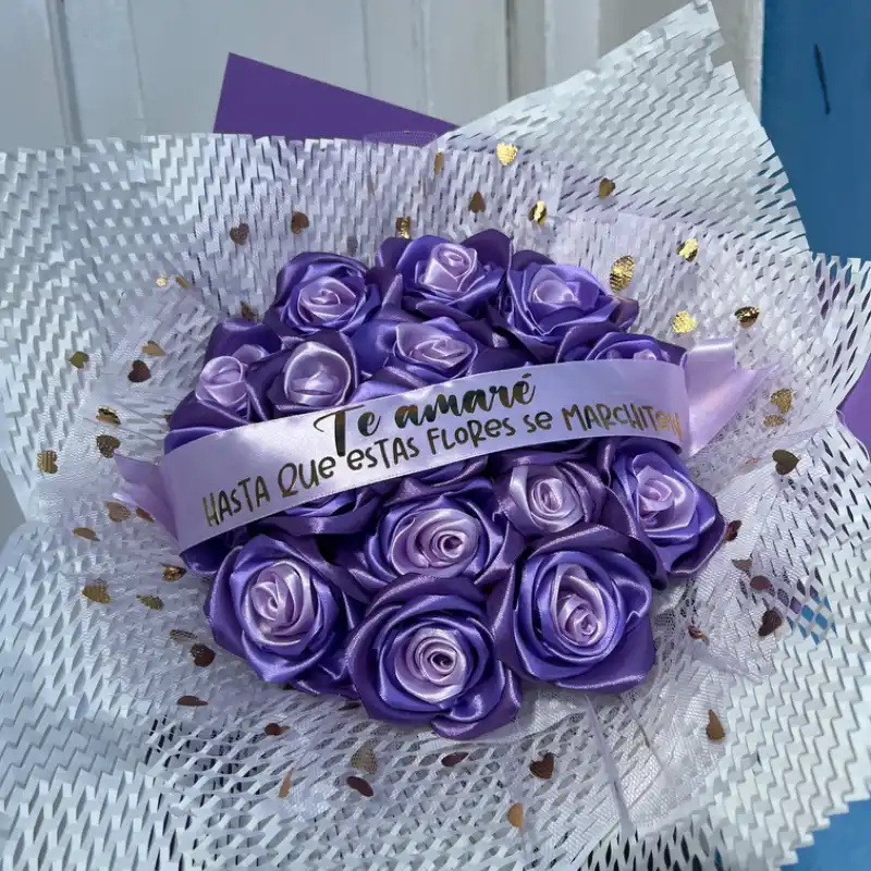 Ramo de rosas eternas con cinta