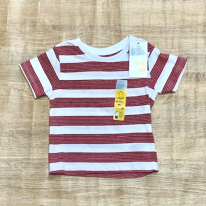 Pulóver con rayas rojas