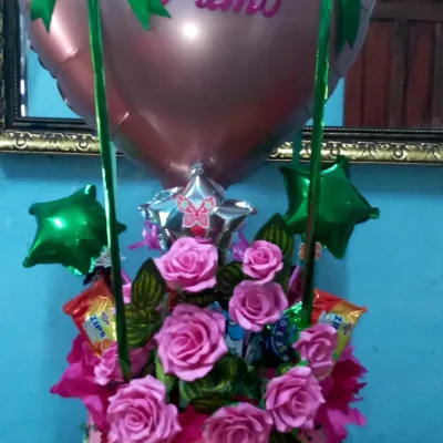 Mega arreglo de dulces,flores y globos.
