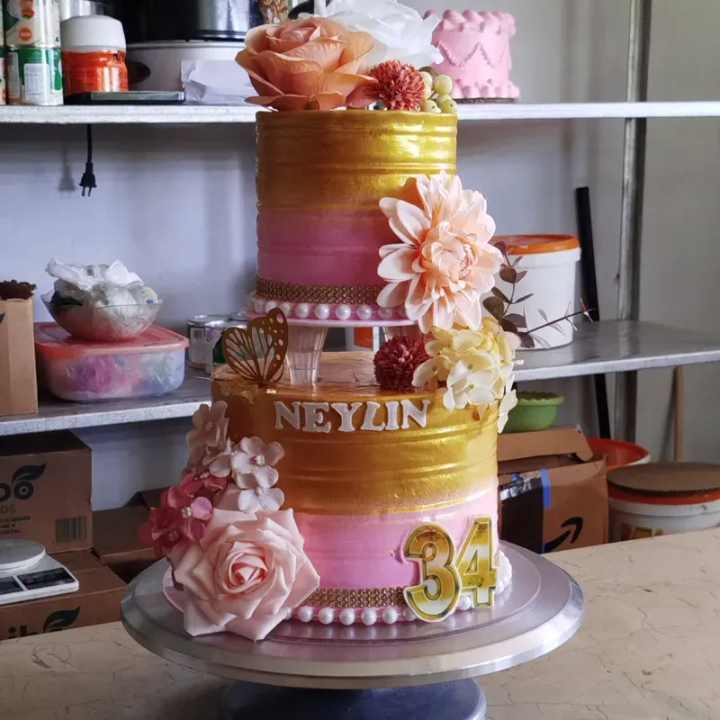 Cake 2 pisos. Mujer.