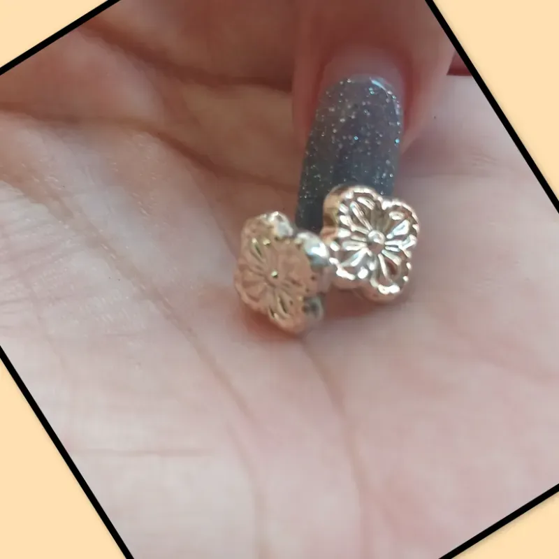 Tachuelas de flores pequeñas.