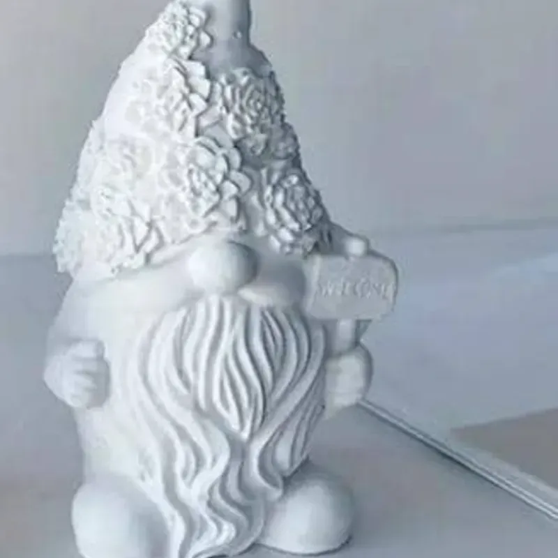 Gnomo con suculentas y cartel de bienvenida