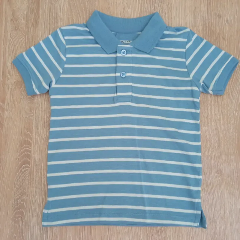 Polo de rayas azules y blancas