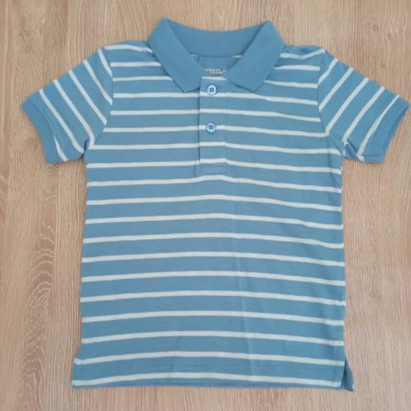 Polo de rayas azules y blancas