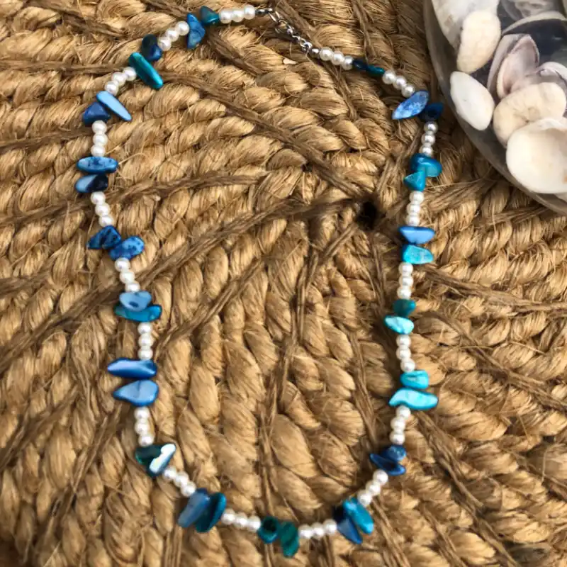 Collar de perlas con conchas pintadas