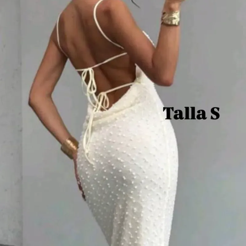 Vestido largo de tirantes con diseño de abertura en la espalda