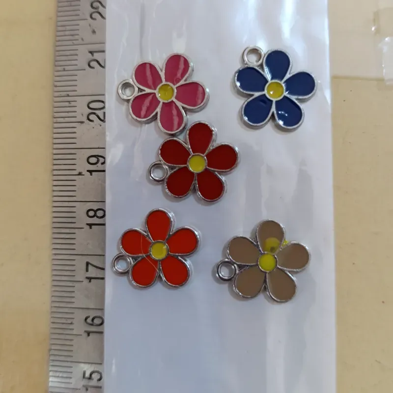 Dije en forma de flor 