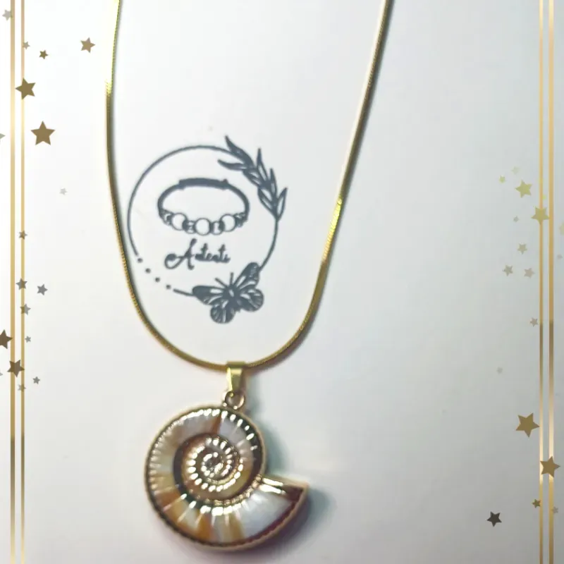 Cadena  de acero con concha dorada