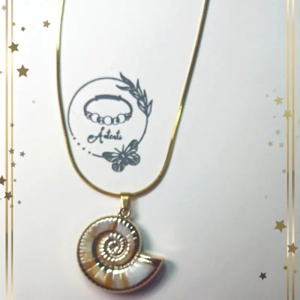 Cadena  de acero con concha dorada