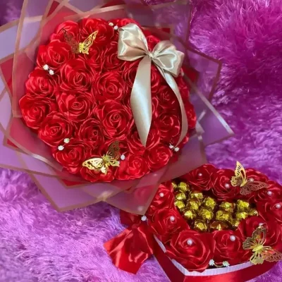 Ramo de rosas y caja de corazón