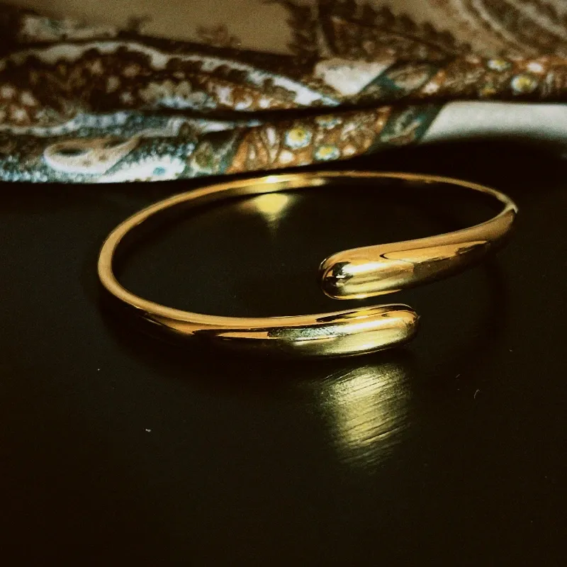 Pulsera dorada de gota