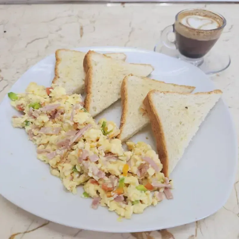 Huevos revueltos de la casa