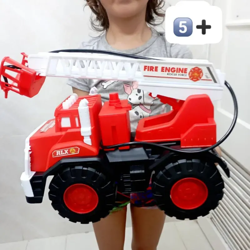 Camión de bomberos grande y hecha agua con una manguerita