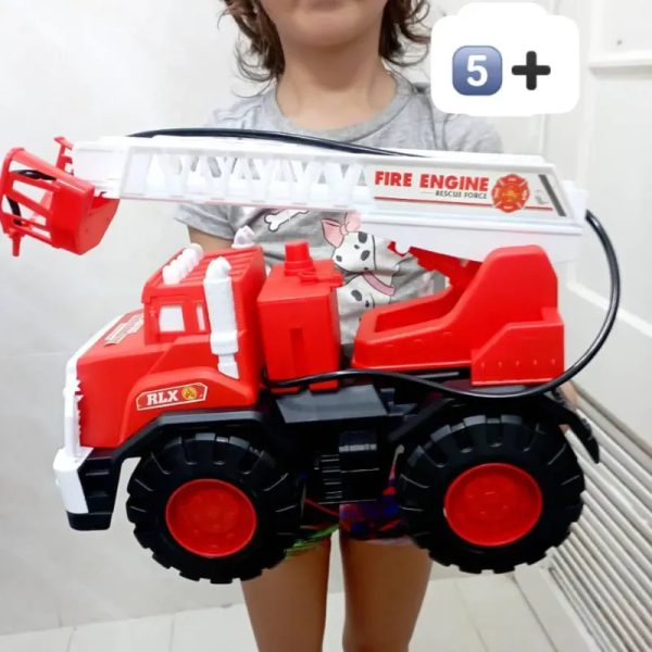 Camión de bomberos grande y hecha agua con una manguerita