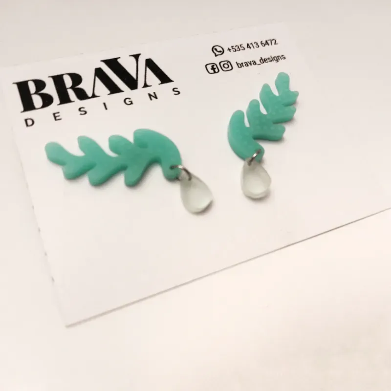 Pendientes de coral pequeño/ color: azul aqua