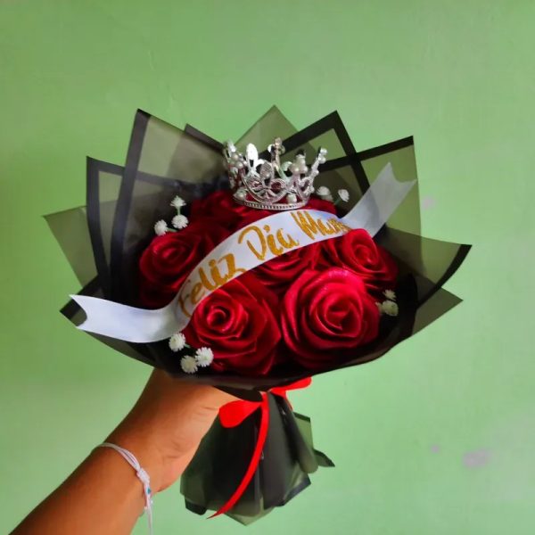 Ramo de 7 rosas + corona + cinta personalizada