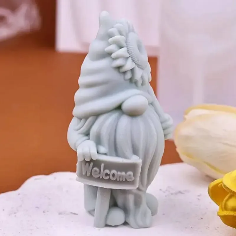 Gnomo con girasol y cartel de bienvenida