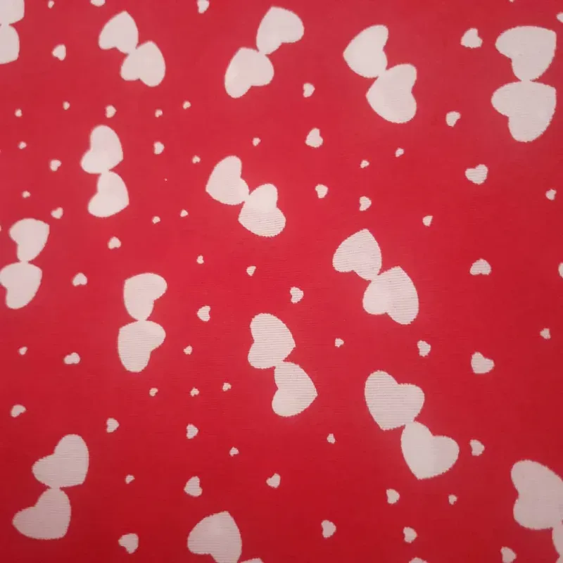 Tela roja corazón blanco