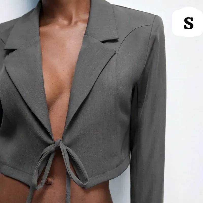  Blazer Corto Gris Oscuro – Estilo atrevido con elegancia urbana