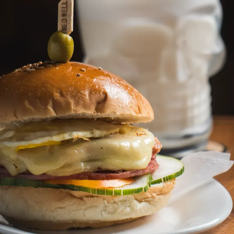 Hamburguesa Especial a Caballo con Queso Gouda