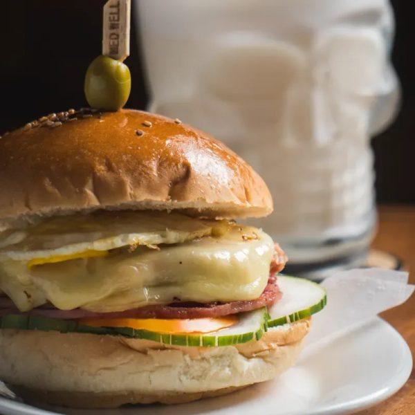 Hamburguesa Especial a Caballo con Queso Gouda