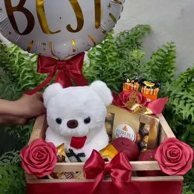 Cesta de madera y peluche