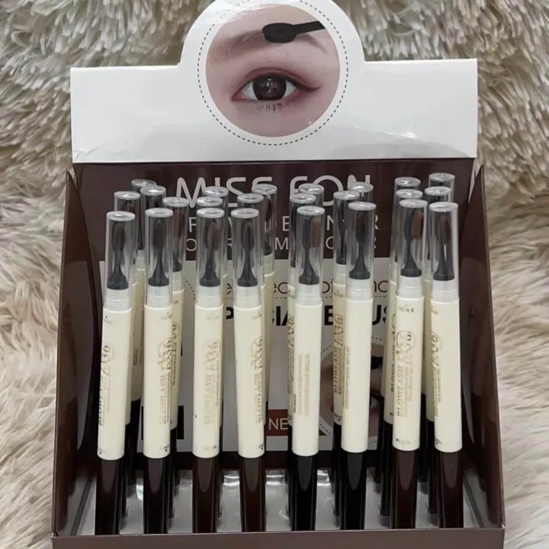Lápiz para cejas con cepillo incluido.