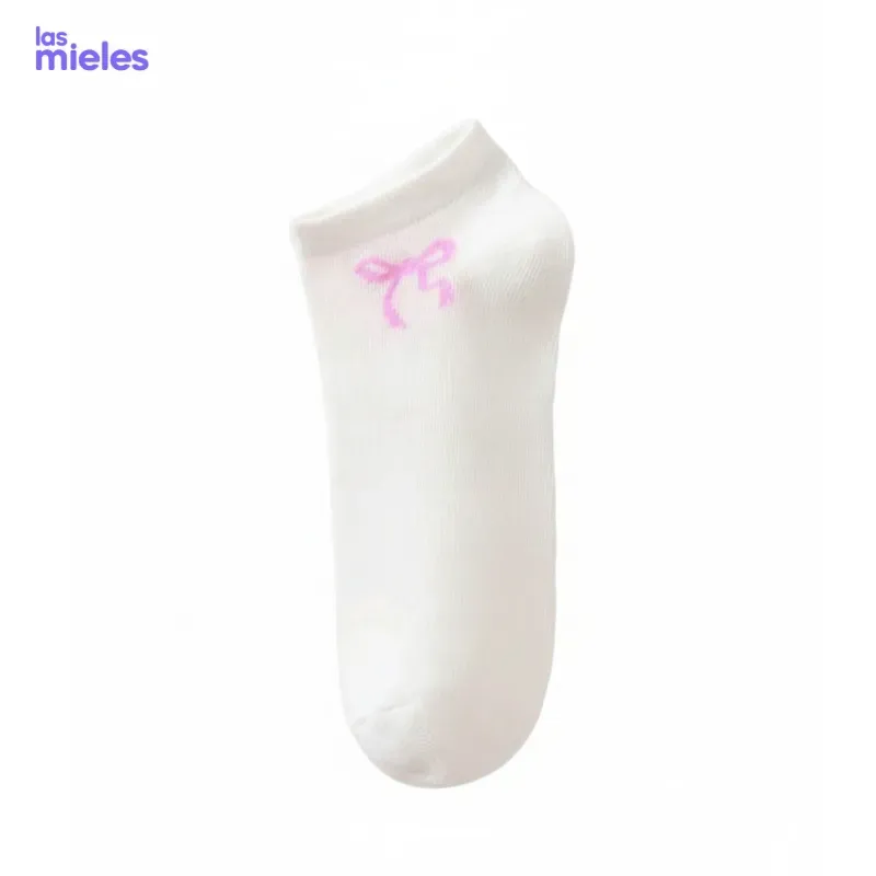 Media blanca con lazo