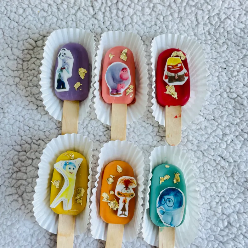 Cakesickles o paletas (masa de panetela con chocolate mezclado)